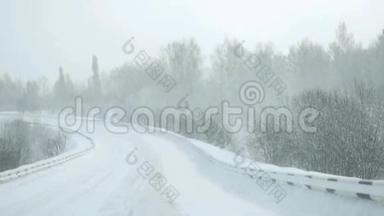 在降雪时，汽车在雪道上缓慢行驶。 1920x1080